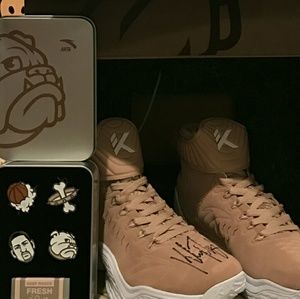 Klay Thomson signed shoes Size 9 or 9.5 basketball